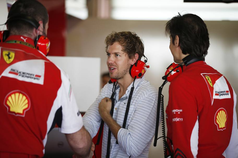 Vettel e i meccanici della Rossa: convenevoli e prime impressioni (Olycom)